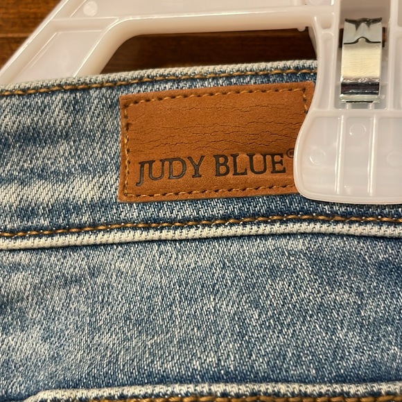 Judy Blue Distressed Boyfriend Fit Denim Jeans - Picture 11 of 13